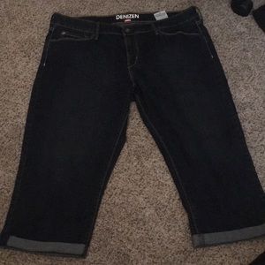 Levi’s Plus Capris
